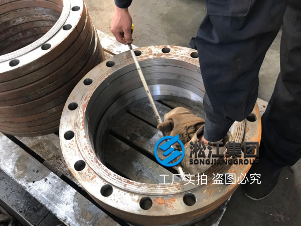 橡膠軟接頭法蘭生產(chǎn)制造現(xiàn)場